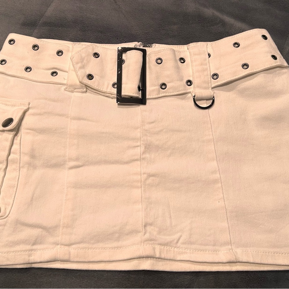 White belt skirt